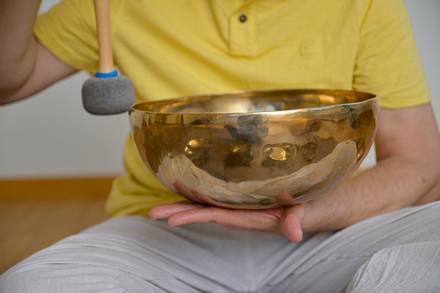 Mitklang: Klangschale wird angespielt. Eine Klangschale wird achtsam angespielt. Klangmassagen von Mitklang (Kriens) sind besonders achtsam und sanft für eine tiefe Entspannung.